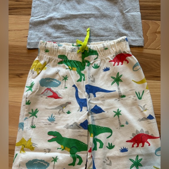 Baby Boden 3/4 NWT Dino shirt and shorts set - Picture 2 of 3
